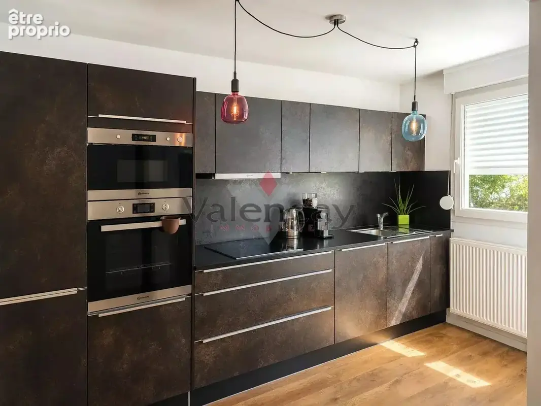 RIEDISHEIM – Superbe 3 pièces rénové avec terrasse, garage et 2 parkings - photo 2