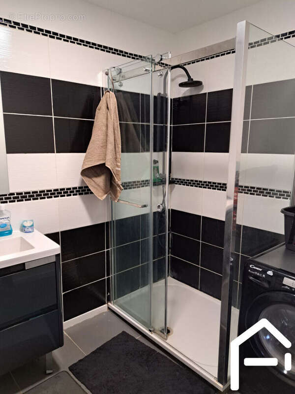 Appartement à POUSSAN