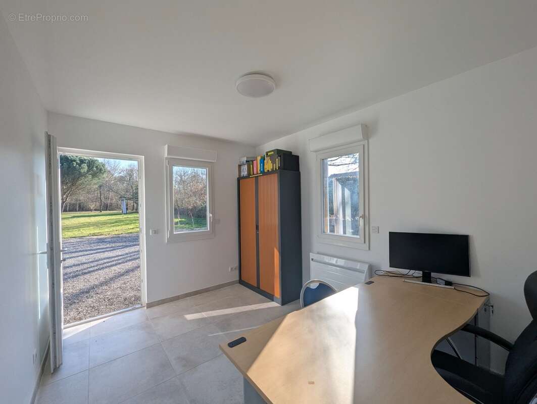 Bâtiment récent avec grande salle de réunion et bureaux - photo 9