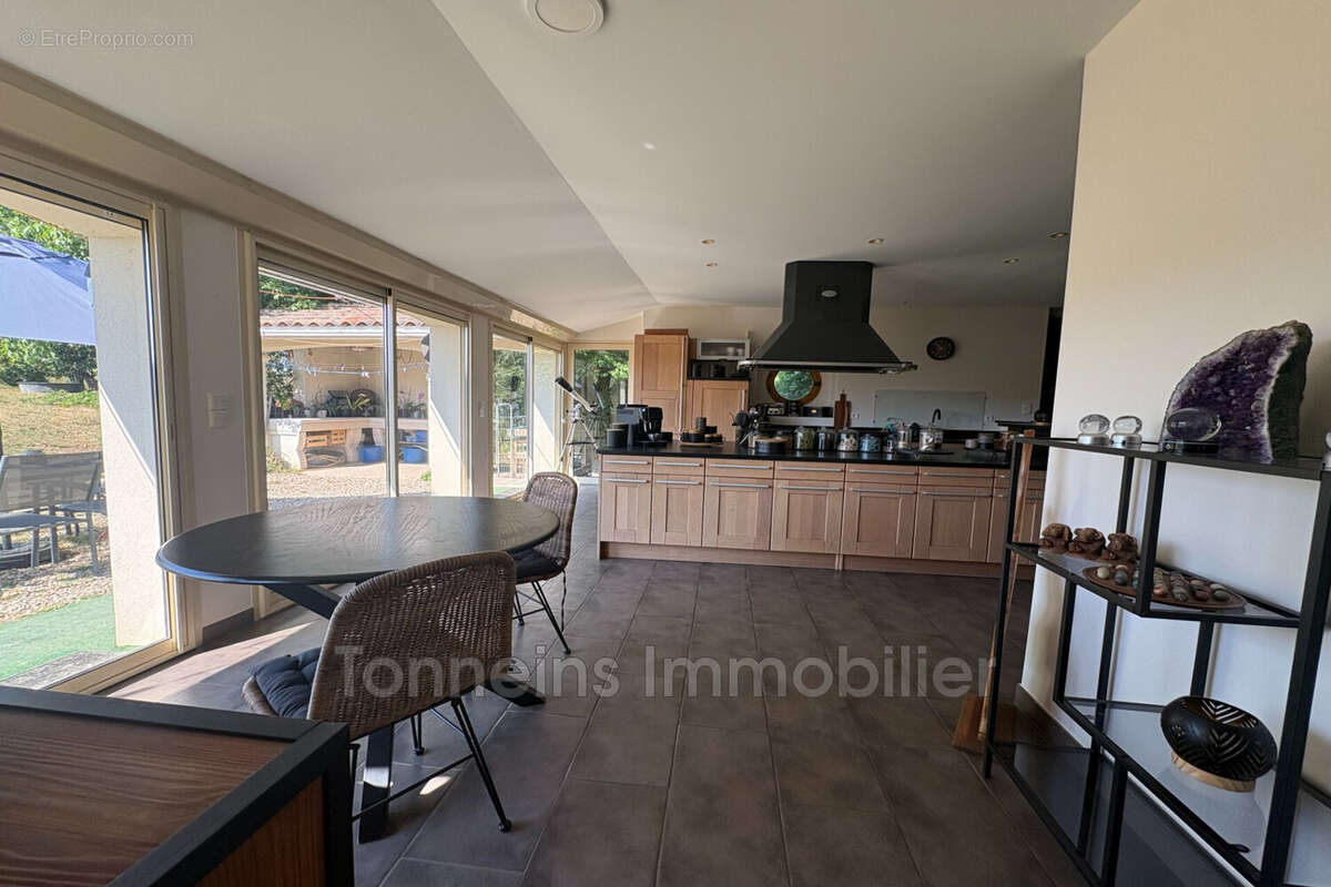 Maison 210 m² à Grateloup-Saint-Gayrand  - photo 9