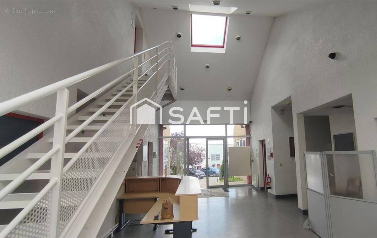 Photo 1 - Commerce à LINAS