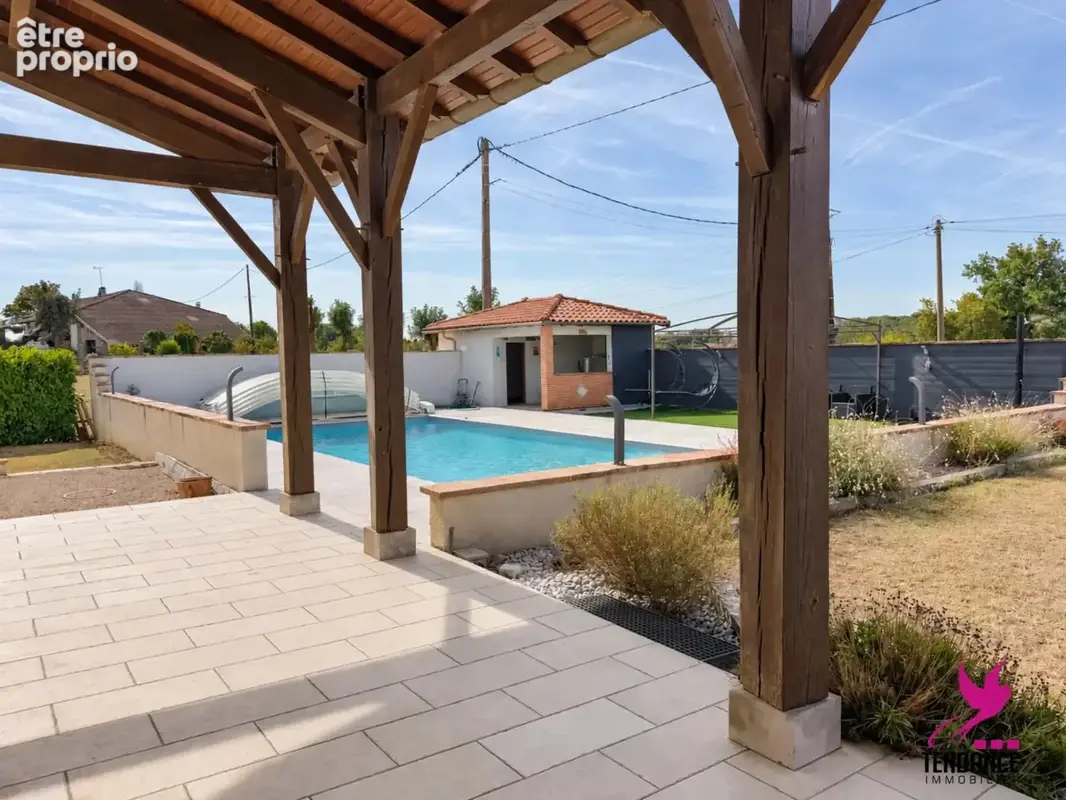 Maison familiale lumineuse avec piscine dans un environnement calme. - photo 2