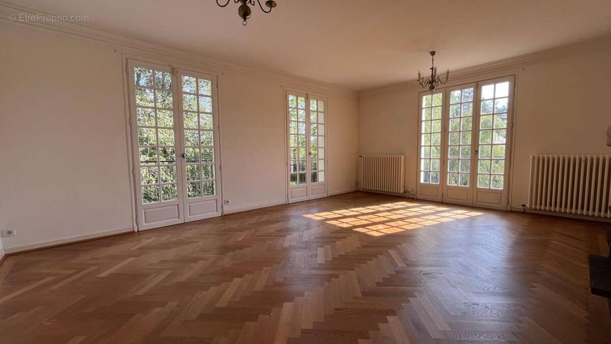 Maison sur 6 132 m² de terrain - photo 13