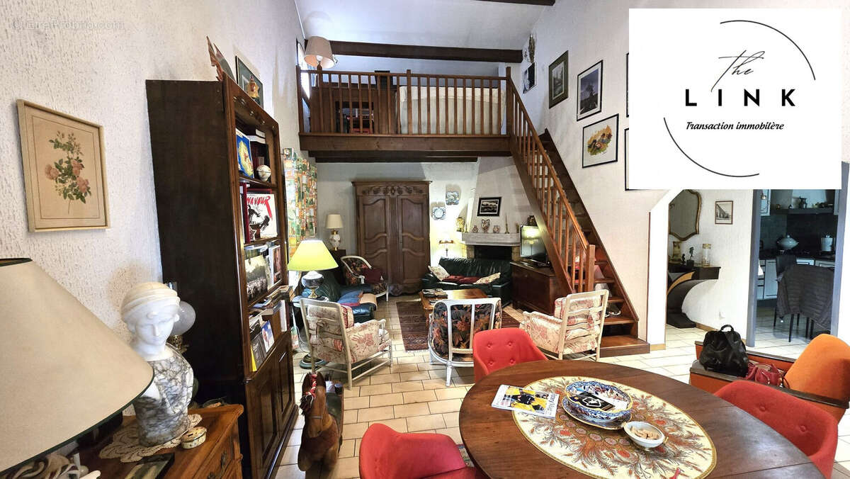 le salon, mezzanine et cheminée - Maison à ARLES