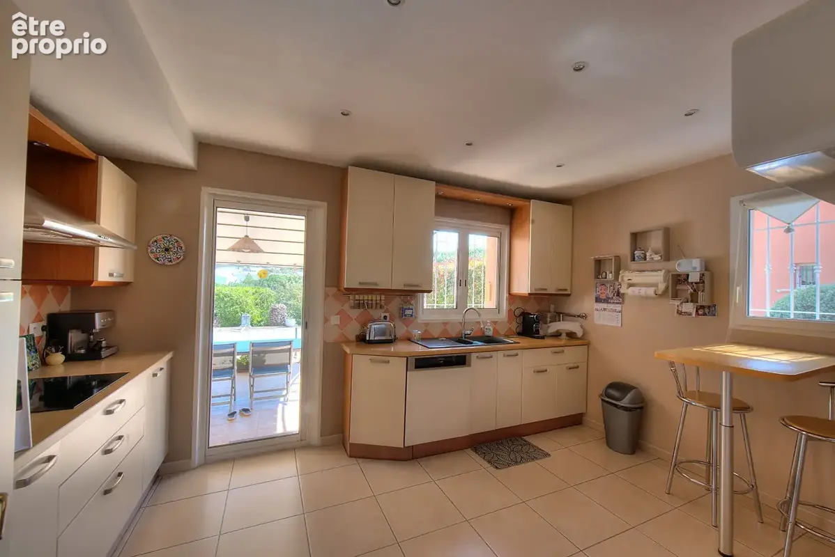 Villa de 5 pièces à vendre à Saint-Raphaël avec piscine et garage double - photo 7