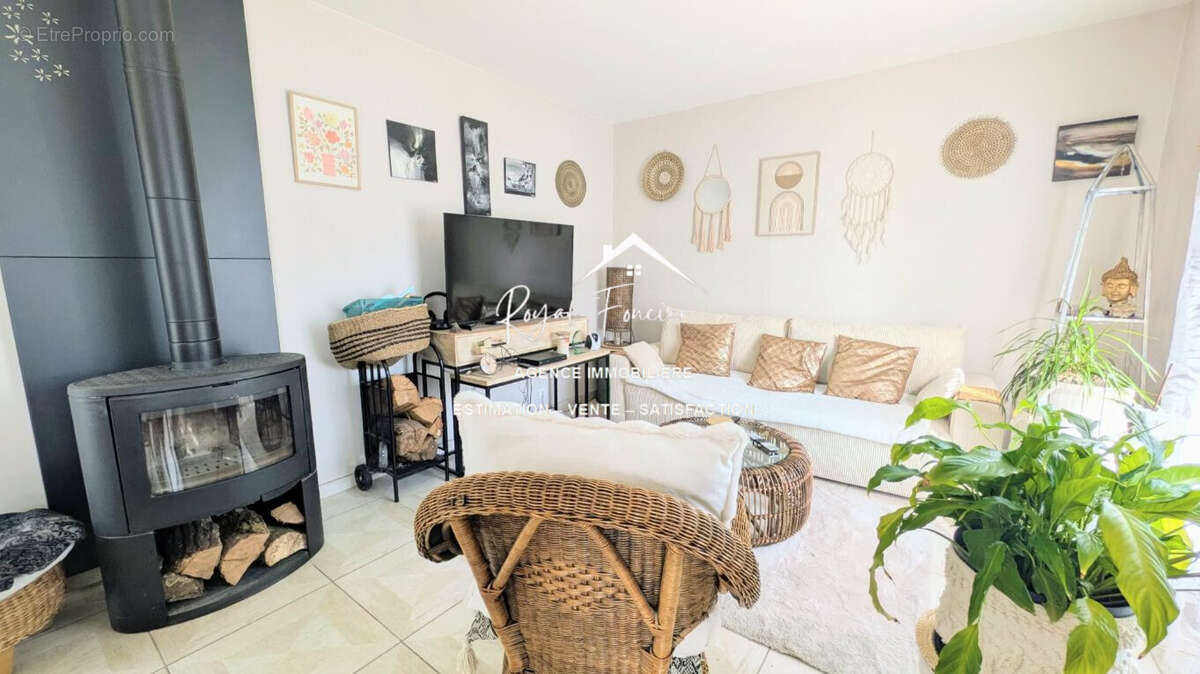 Séjour avec poêle à bois - Maison à DESCARTES