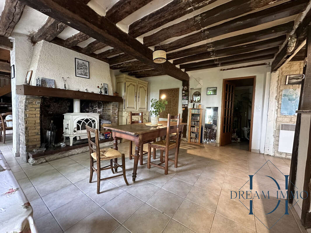 Salle à manger avec poêle à bois. - Maison à PANILLEUSE