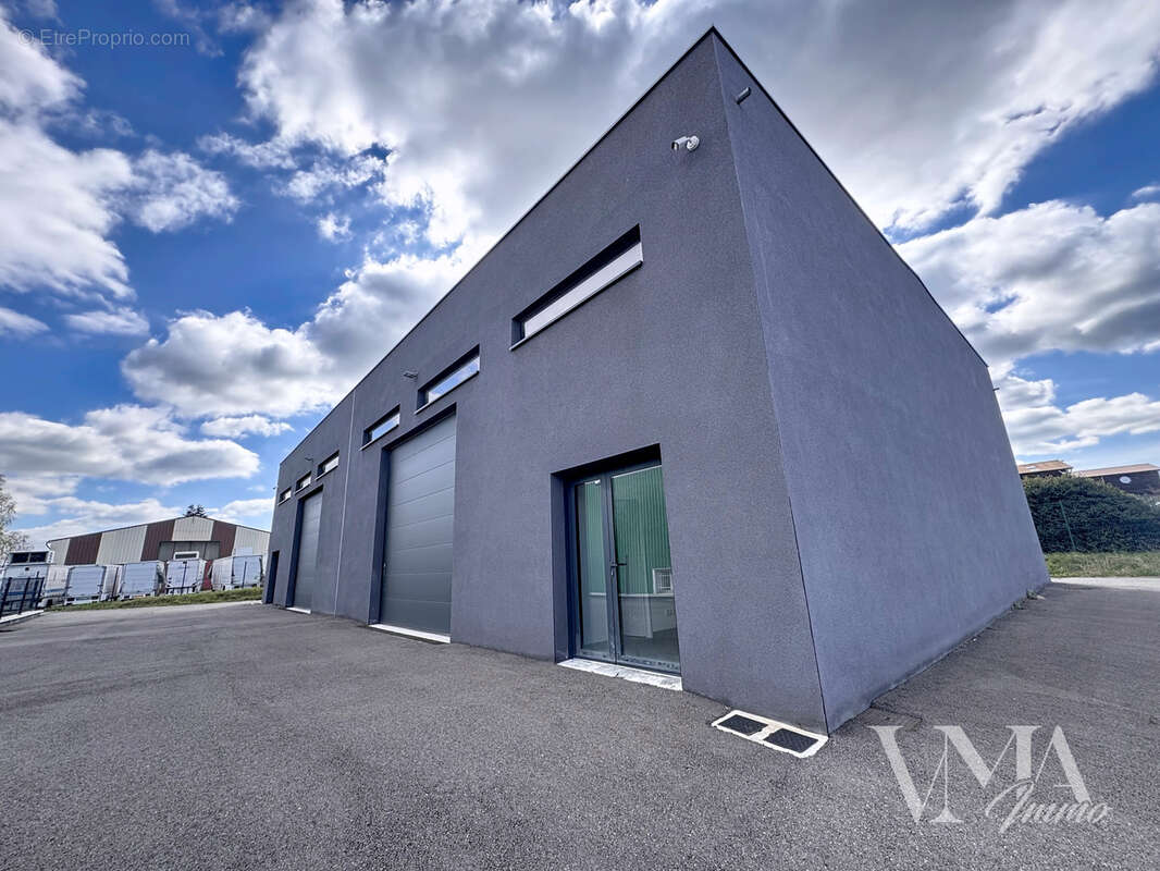 Local d'activité récent 347 m2 - Panissières (42) - 530 000 € - photo 5
