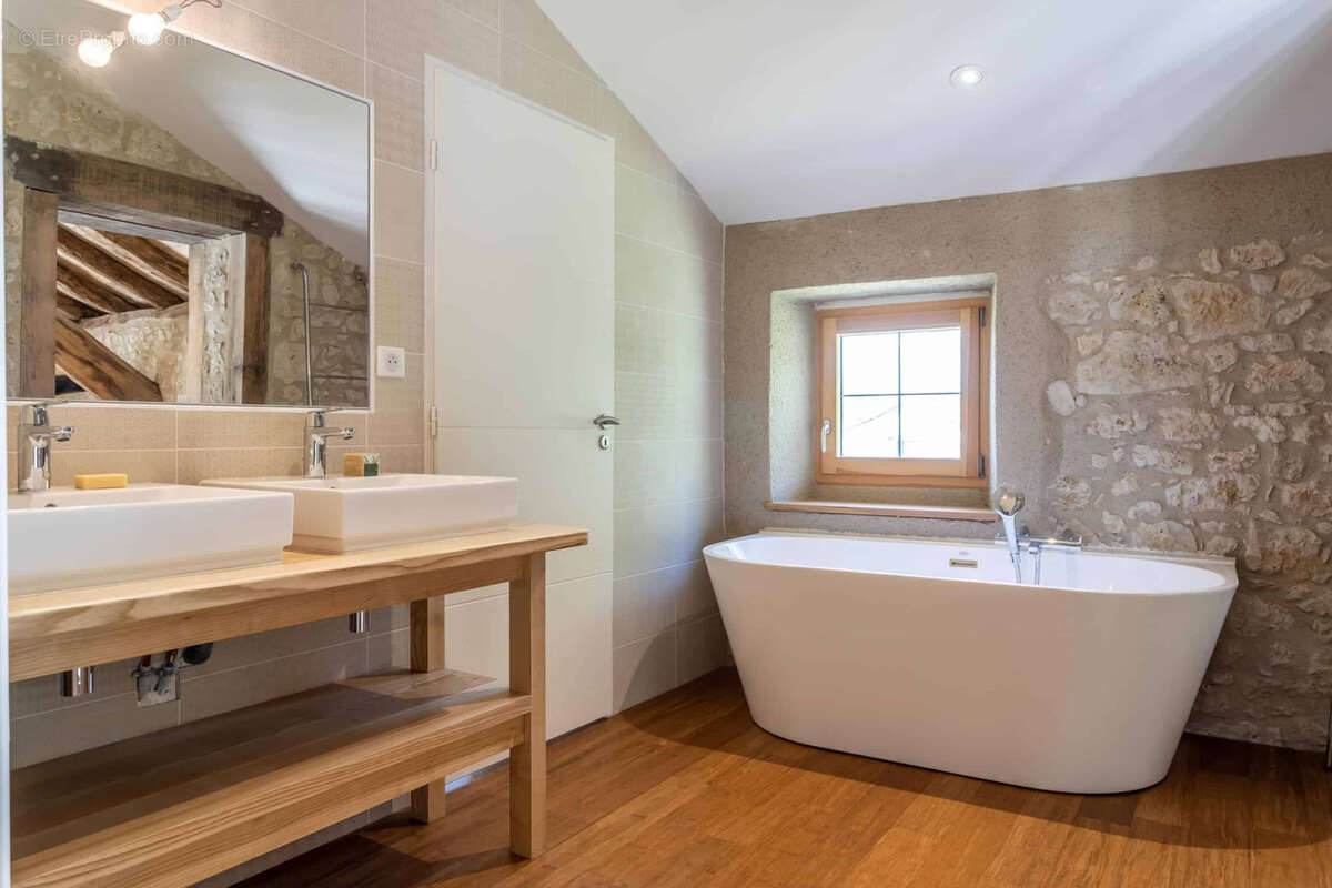 Stone property with renovation project - photo 20