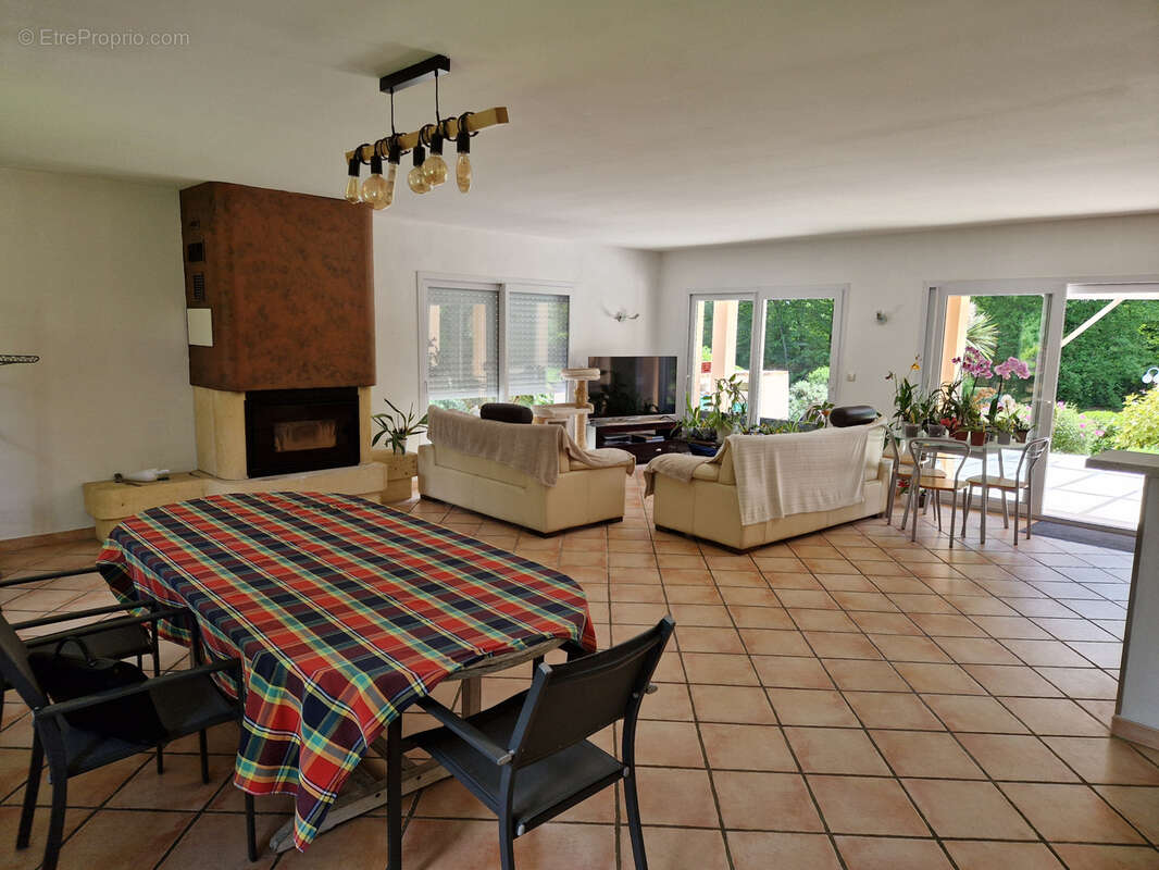 Proche Périgueux MAISON de PLAIN PIED 146 m2 avec 4 chambres / Grand garage / Grand terrain avec PISCINE. - photo 12