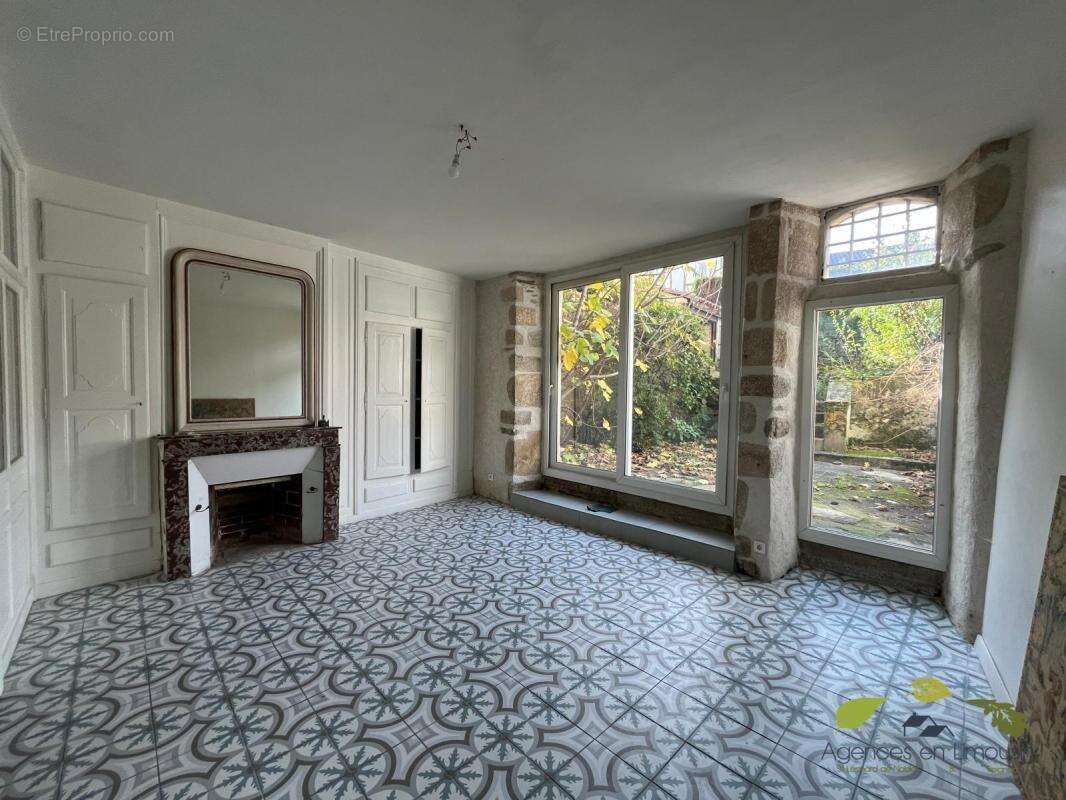 Maison à SAINT-LEONARD-DE-NOBLAT