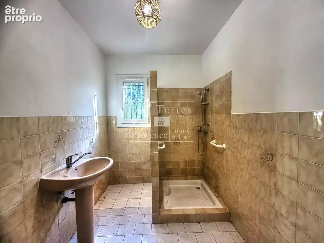 LORGUES – Maison de maçon sur 7500 m² de terrain avec grande piscine - photo 8