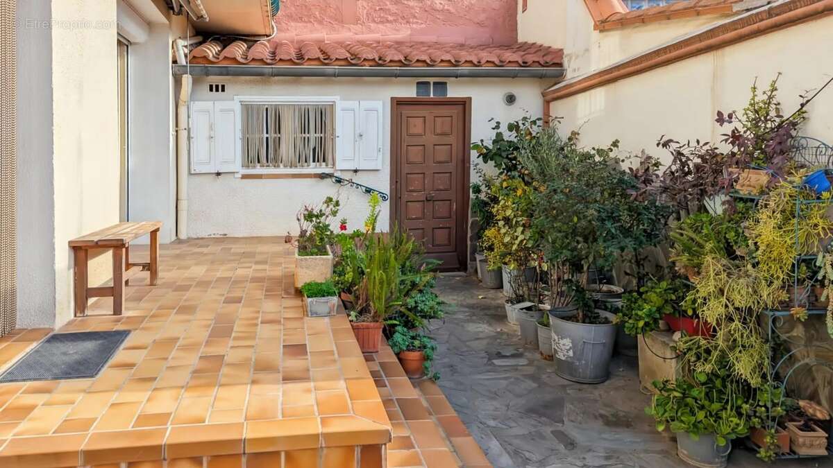 Maison à SAINT-LAURENT-DE-LA-SALANQUE