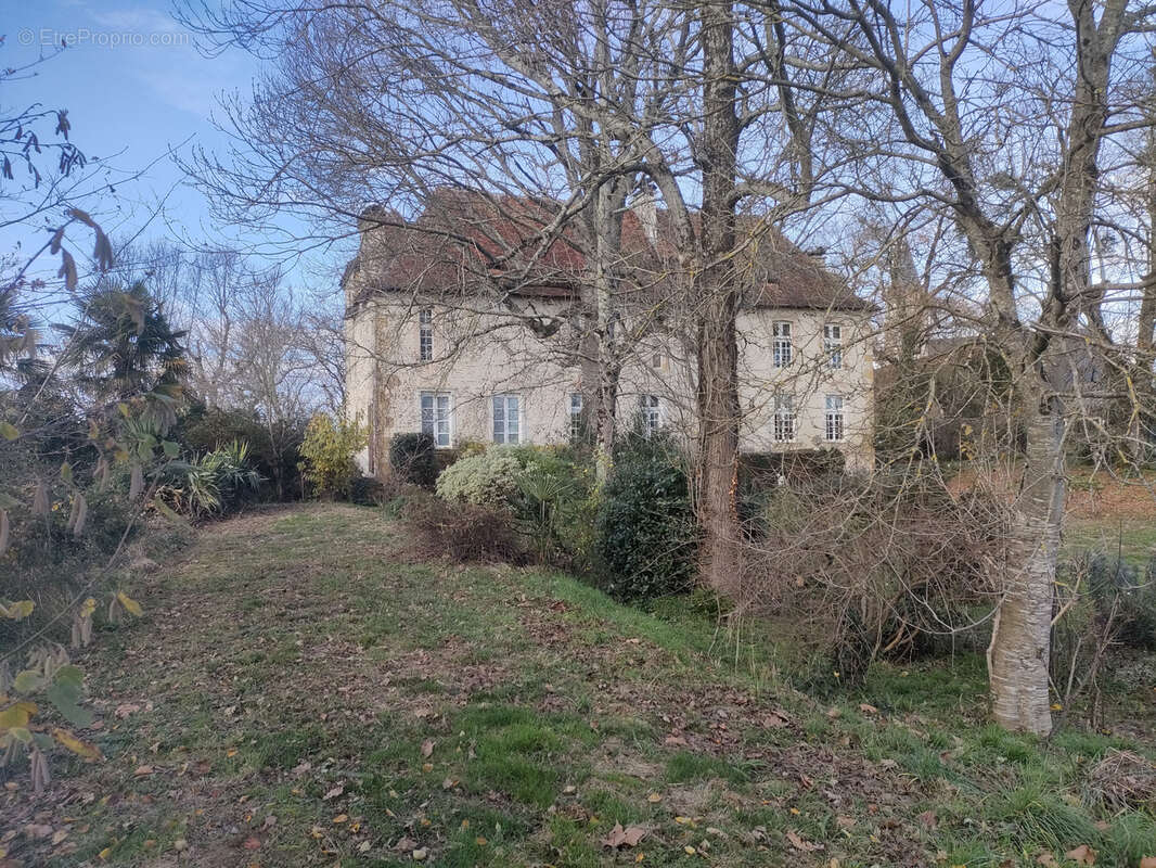 Maison à MOMAS