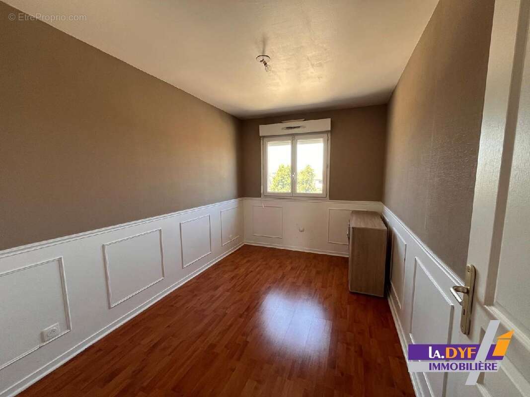Appartement à VAUJOURS