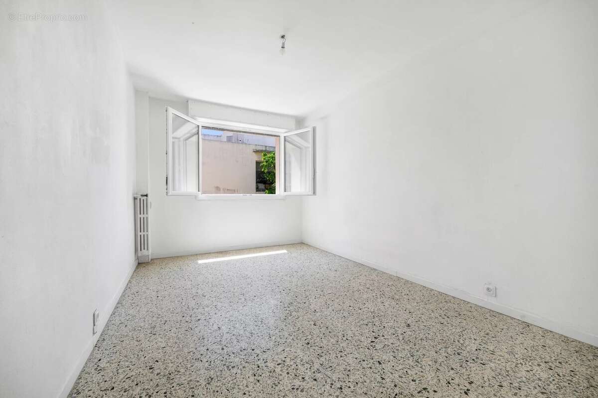Antibes - 3 pieces - avec balcon et parking - photo 7