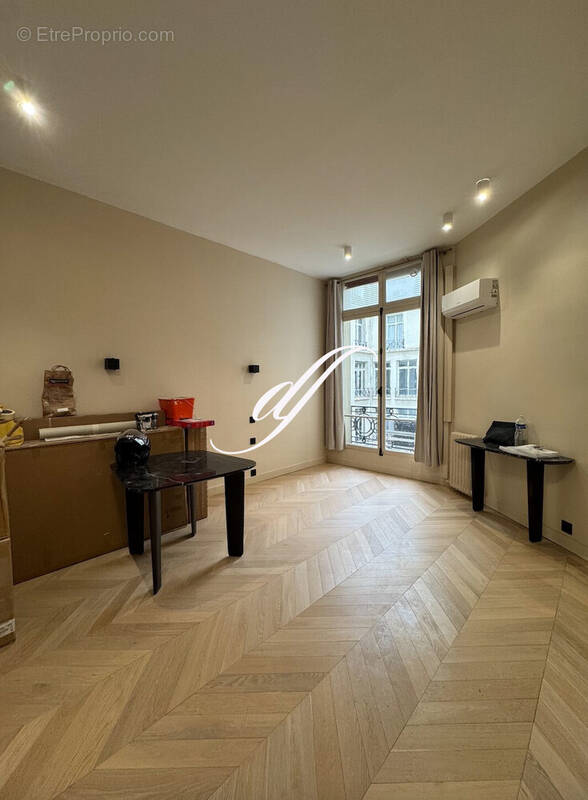 Commerce à PARIS-8E