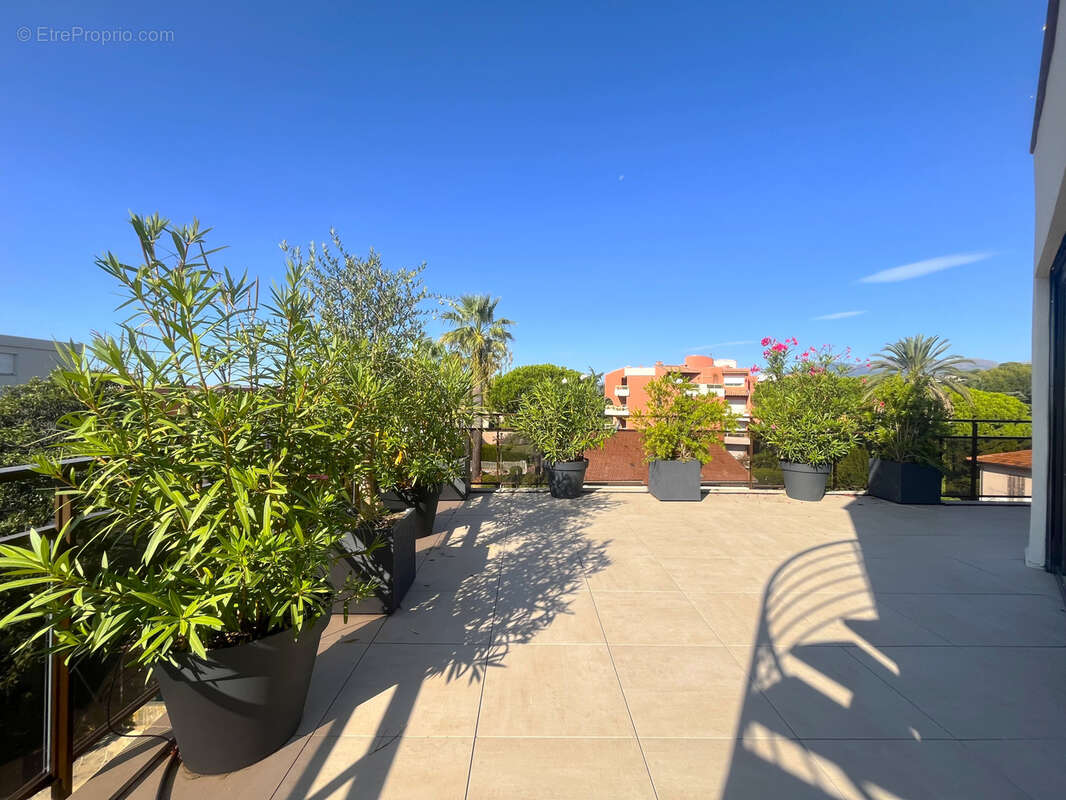 Appartement à SAINT-LAURENT-DU-VAR