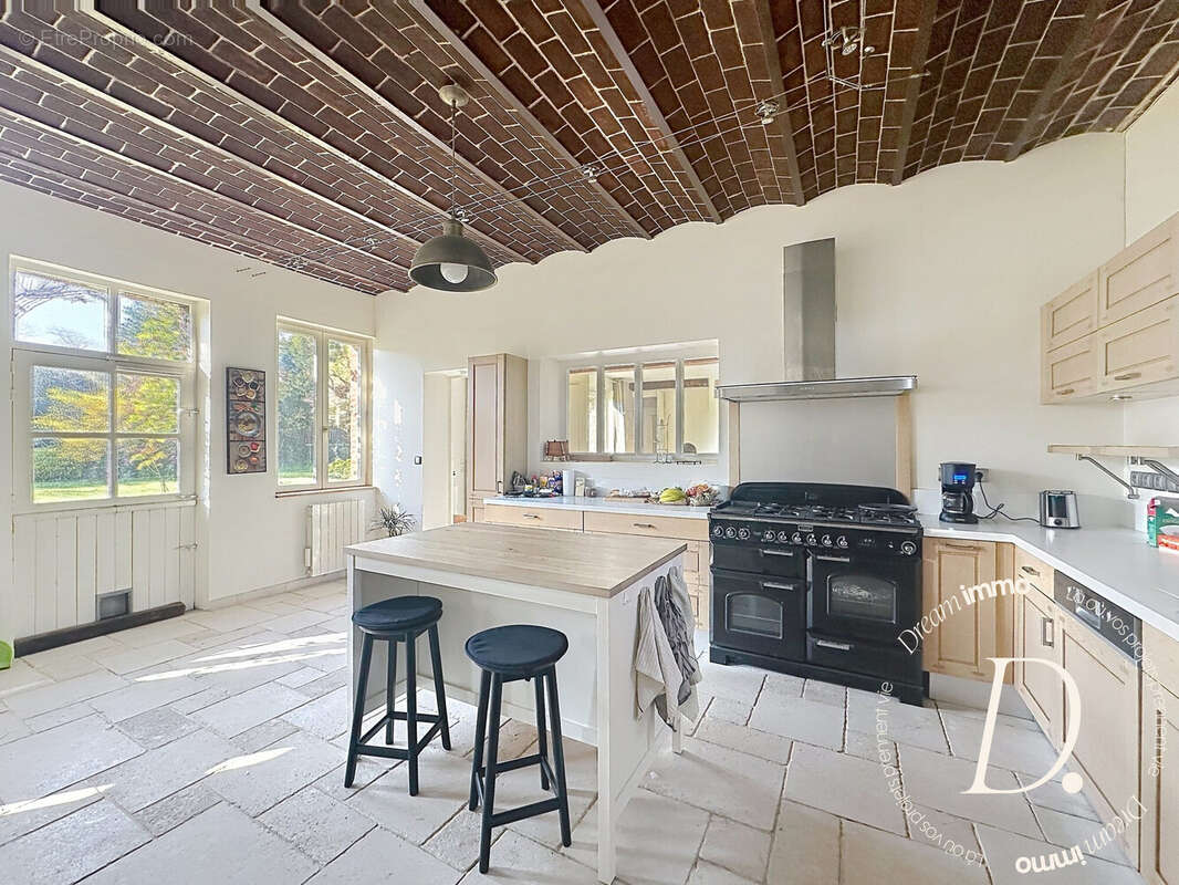 Cuisine qui reste équipée.(pianoet électroménager). - Maison à GIVERNY