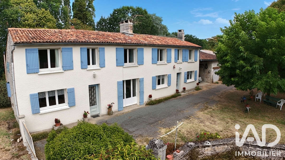 Maison 245 m² à Nieul-Les-Saintes  - photo 2