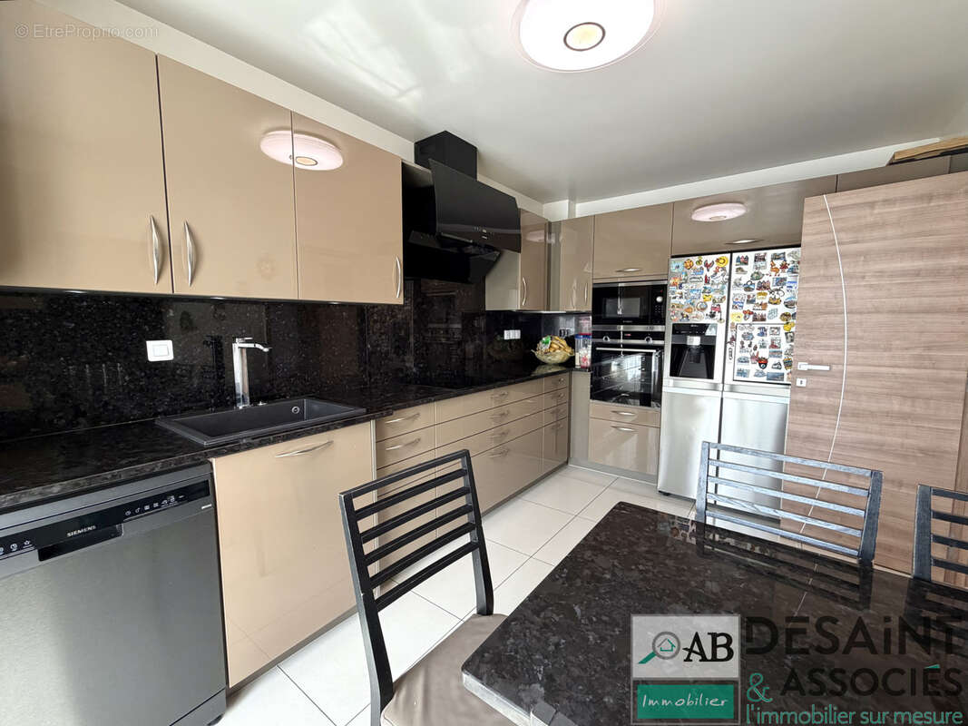Maison à vendre - 5 chambres - piscine chauffée - Villeneuve Saint Denis - photo 6