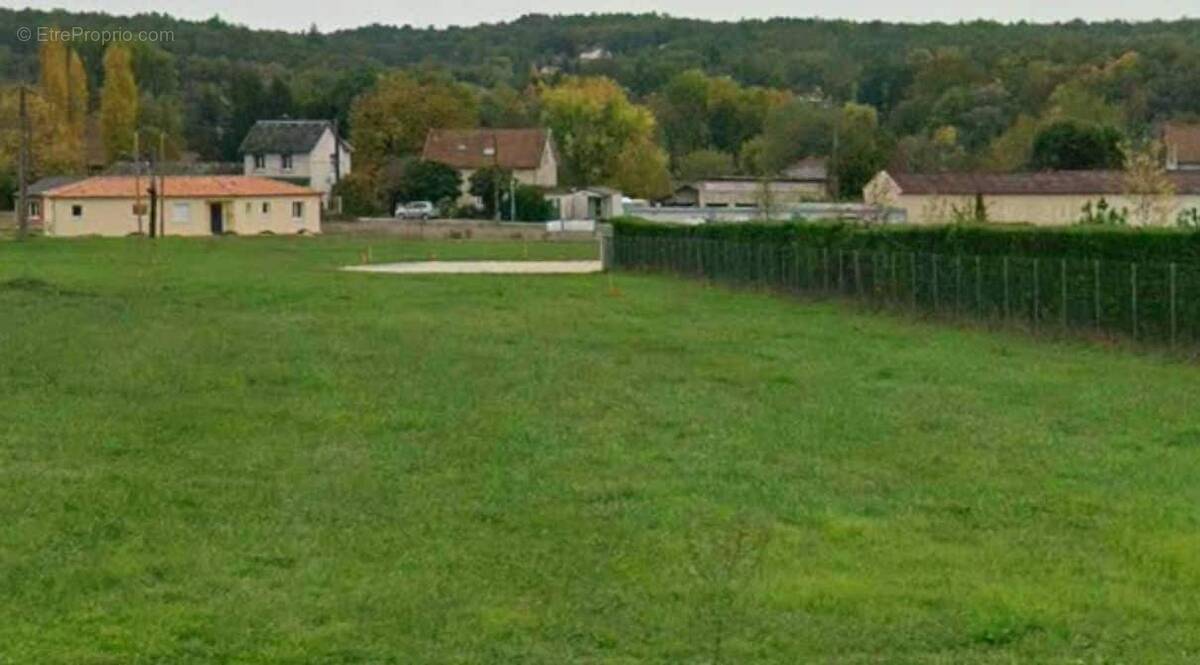 Terrain à SAVIGNAC-LES-EGLISES