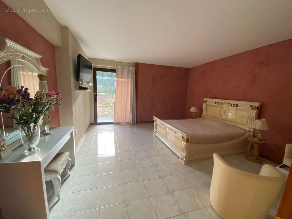 Maison VIRY-CHATILLON - GRAND PARIS - 12 pièce(s) 5 chambres 350m² - photo 12