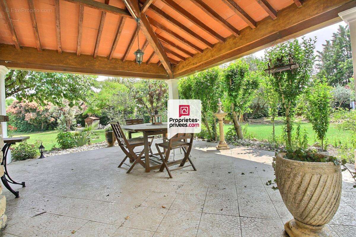 Maison à SAINT-CHAPTES