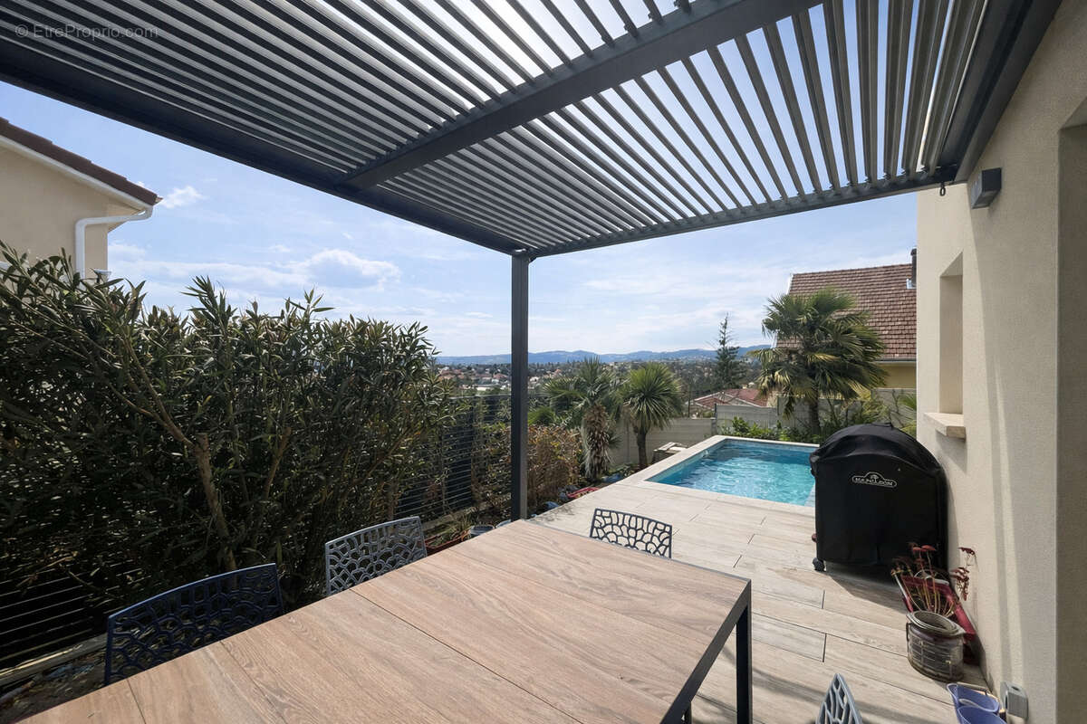 Maison à SAINT-GENIS-LES-OLLIERES