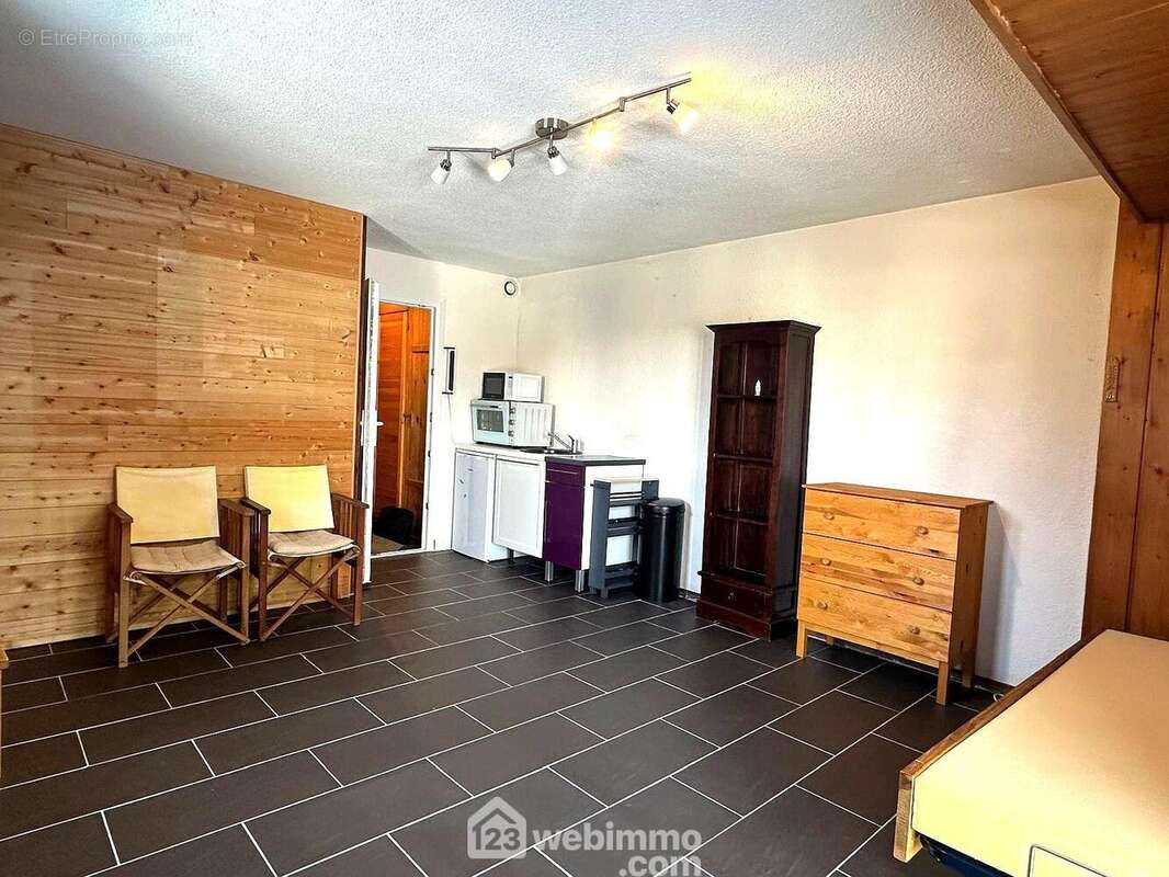 Le séjour, d?environ 19 m², offre un bel espace à aménager selon vos envies. - Appartement à CREST-VOLAND
