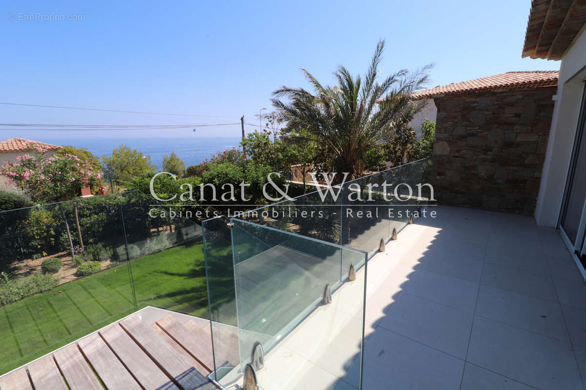 Proche du centre: villa neuve à cavalaire avec vue mer - photo 3