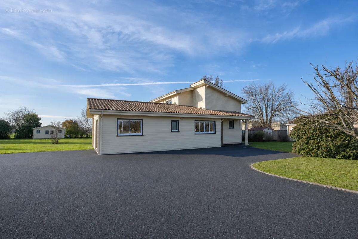 Maison lumineuse de 196 m² à Cubzac-les-Ponts - photo 3