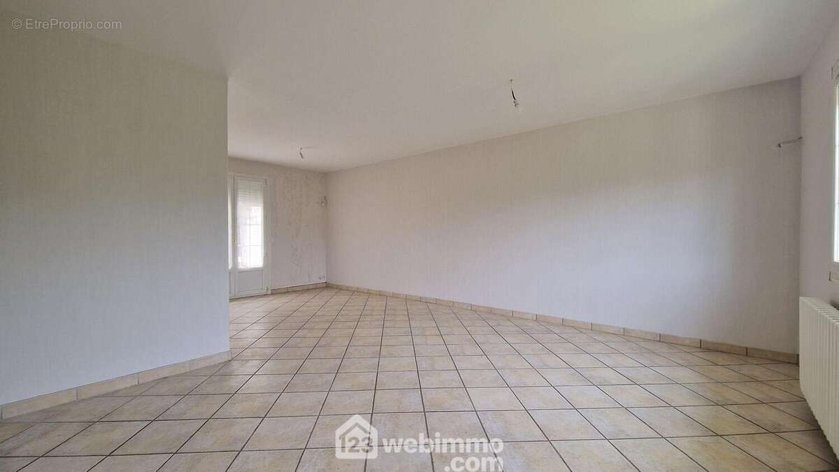 Vous apprécierez la pièce de vie lumineuse de 29 m² comprenant ..