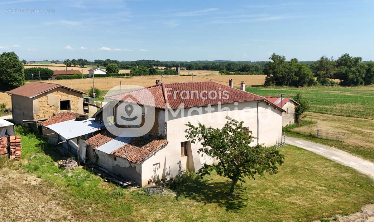 Châtillon-sur-Chalaronne - Maison avec dépendances à rénover sur 1 379 m2 de terrain - photo 2