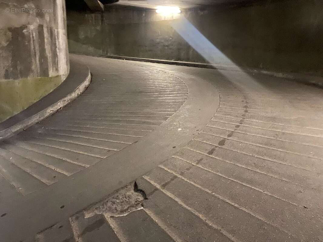 Parking à NEUILLY-SUR-SEINE