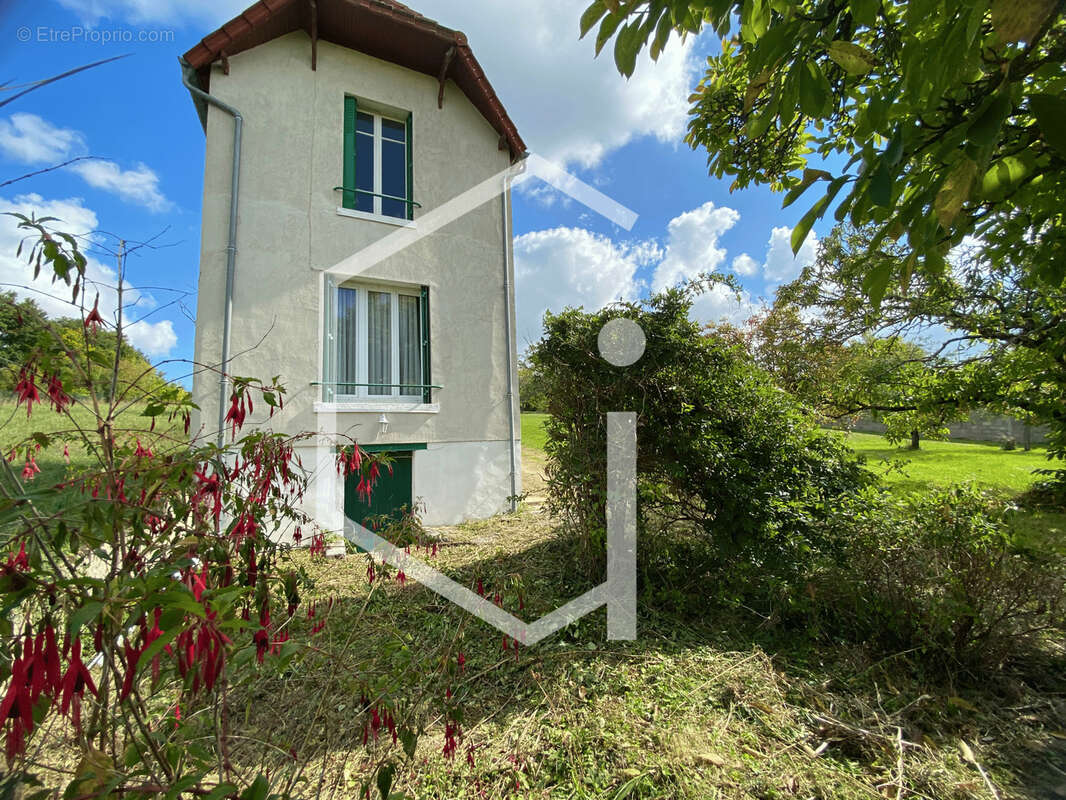 Maison à MYENNES