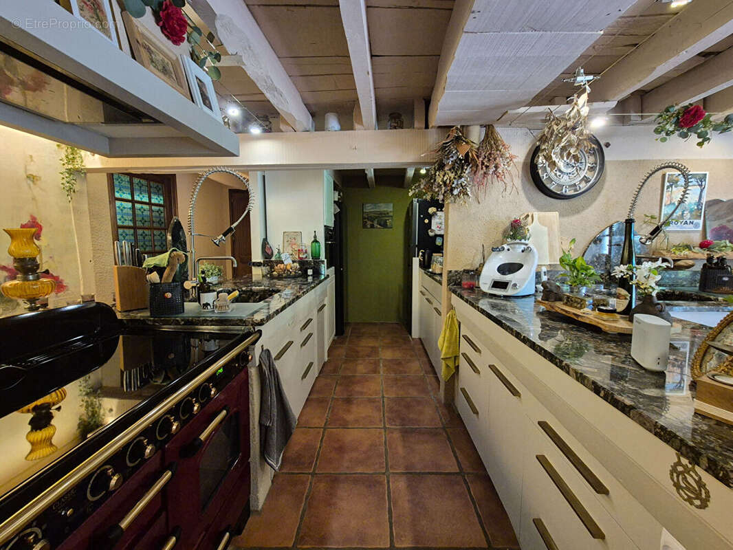 CORRÈZE. CHAMBOULIVE. Maison en pierre avec 6 chambres, piscine, 2 garages, abri voiture, entourée de jardins de 5 498 m² - photo 7