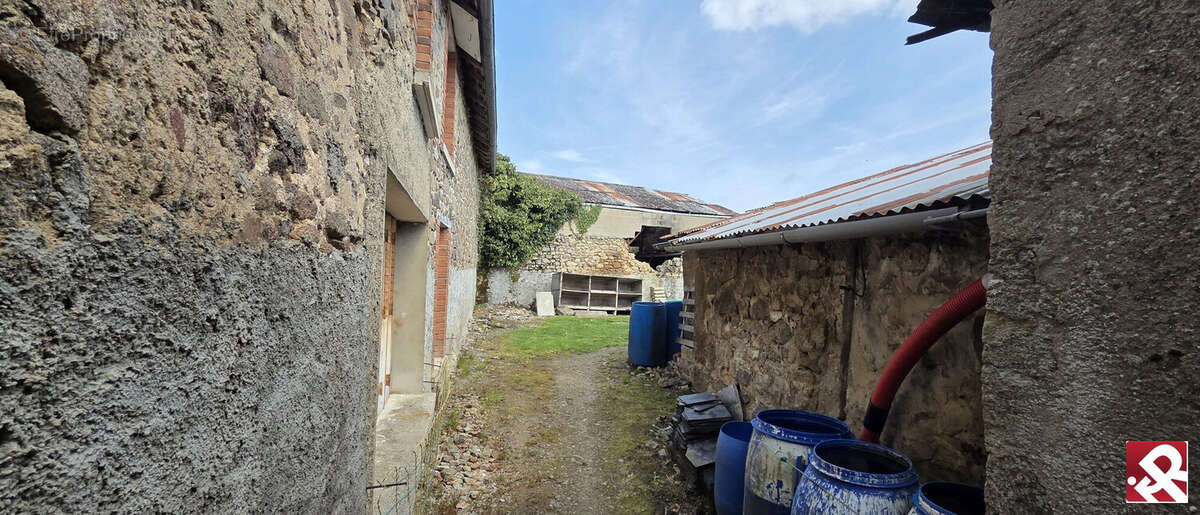 Maison 100 m² à Jarnages  - photo 3