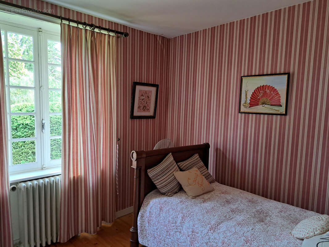 Maison d'habitation avec beaucoup de caractères sur 1300m2 - photo 12