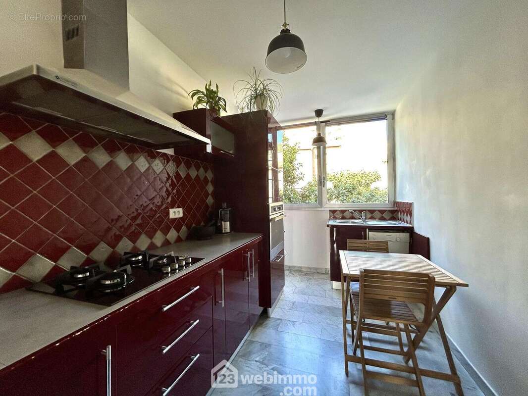 La cuisine est équipée et bénéficie d'une buanderie - Appartement à BASTIA