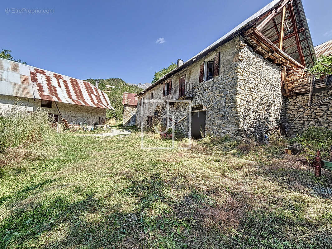 Maison à MEOLANS-REVEL