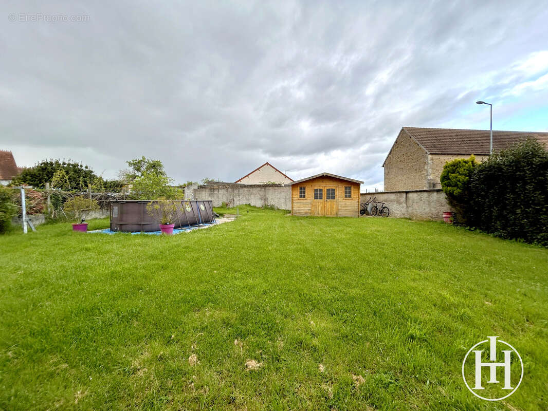 Maison à AINAY-LE-CHATEAU