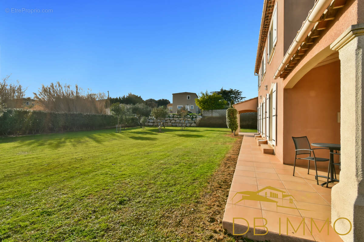 Maison à SAINT-LAURENT-DES-ARBRES