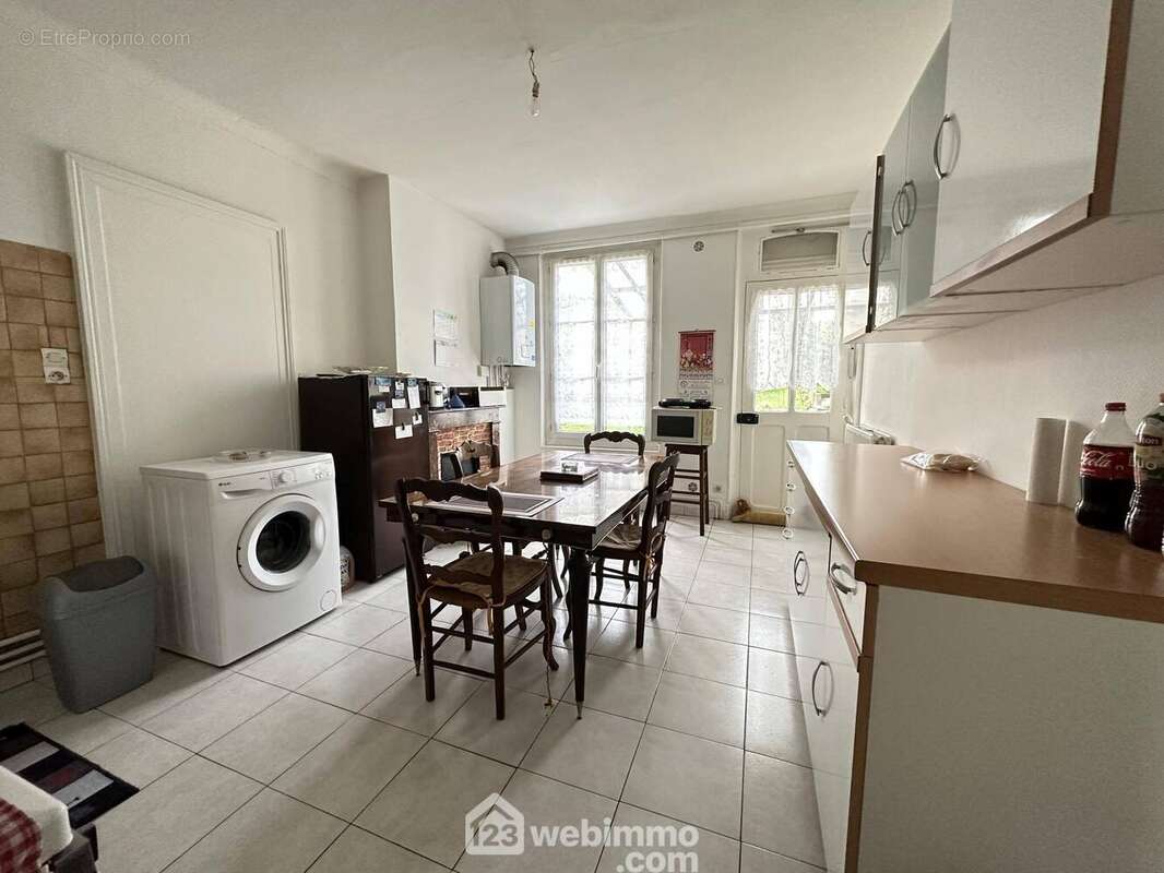 Voici la cuisine équipée de 16 m² - Maison à CREPY