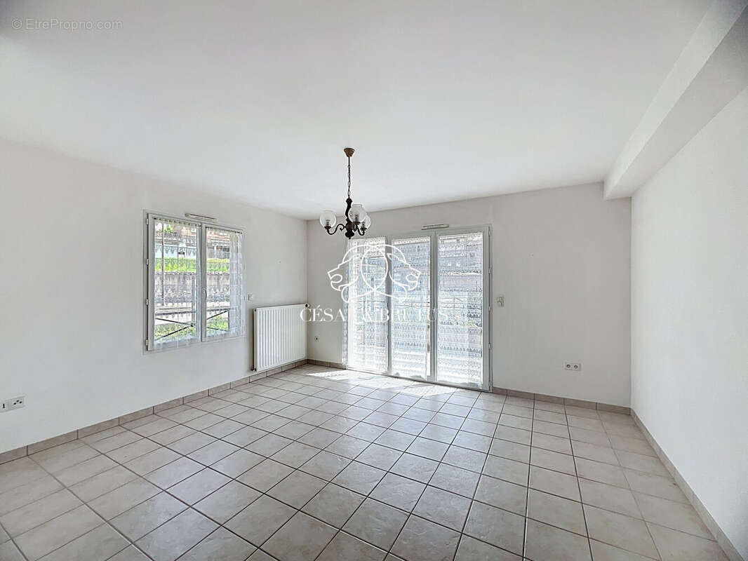 Appartement à PANISSIERES