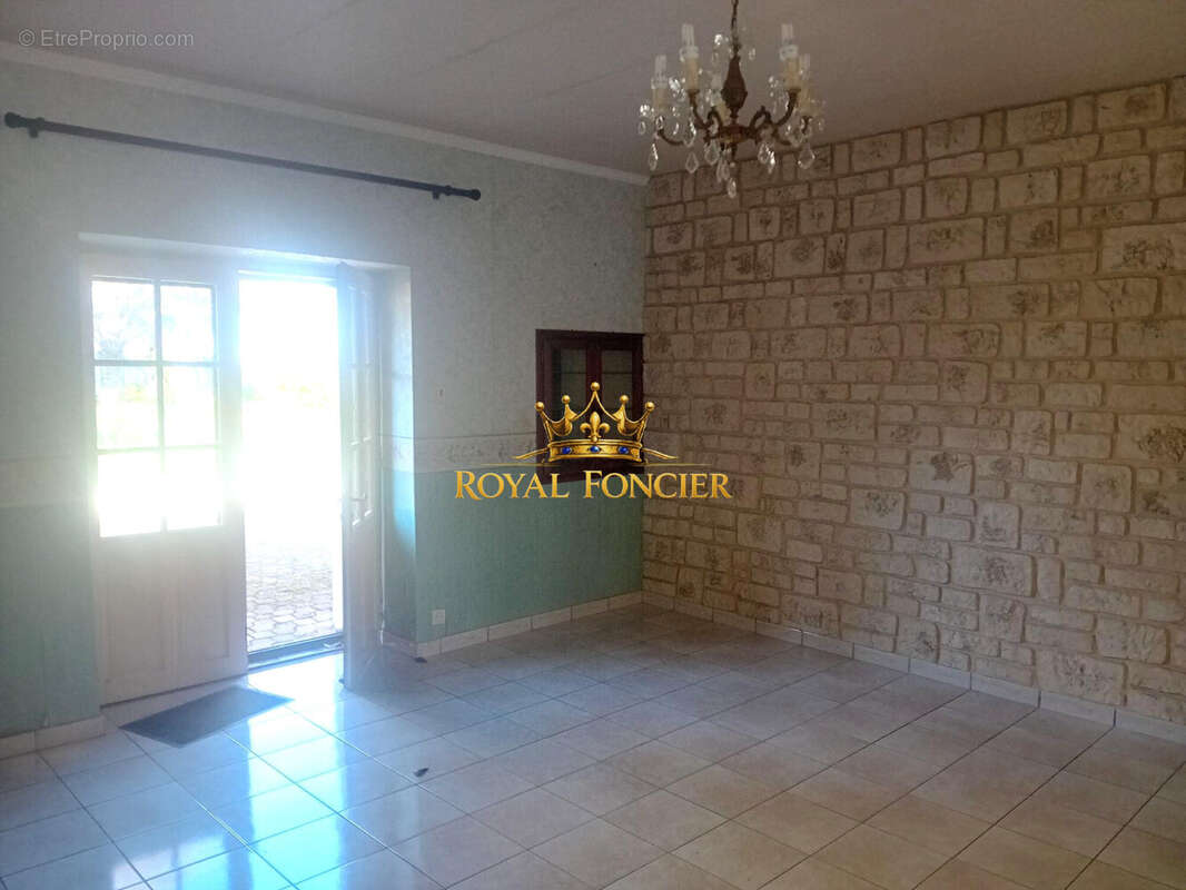 Salon indépendant 22 m2  - Maison à SAINT-GENEST-D'AMBIERE