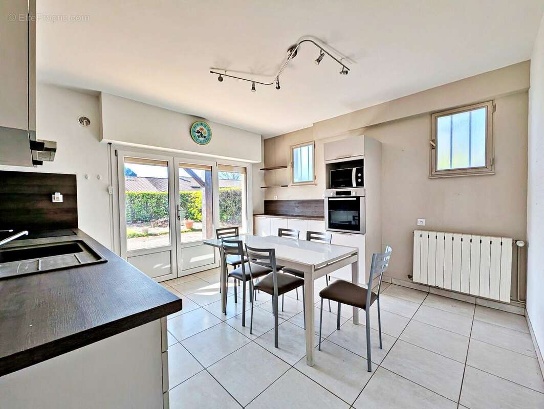 Cuisine rez-de-chaussée - Maison à ROMANS-SUR-ISERE