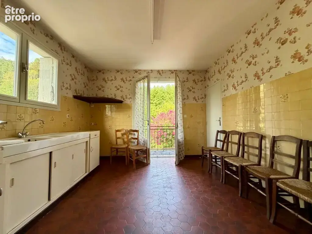 Maison avec 1.2ha, commerces et école accessibles à pied - photo 6