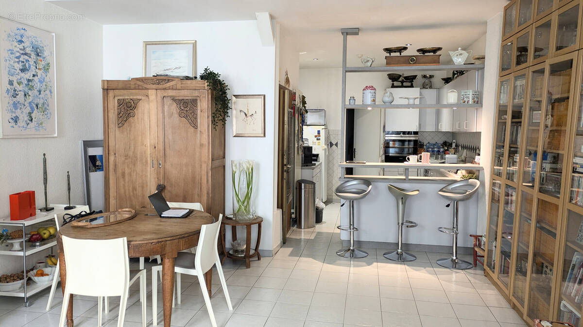 Boutique Hôtel Haussmannien a vendre + Brunch café concept  400 m2 vue sur les toits. - photo 3