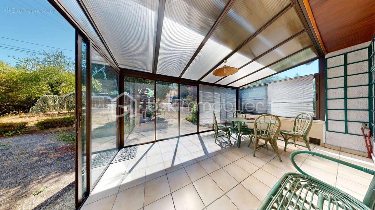 Maison lumineuse avec deux terrasses et parking à vendre ! - photo 15